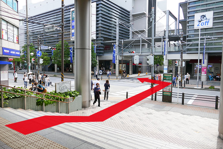 通りに出るので、正面の横断歩道を渡り、左に進みます