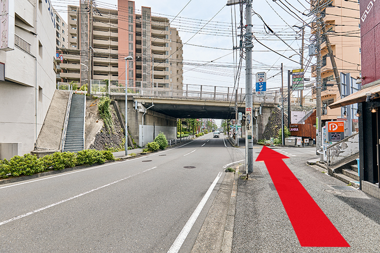 しばらく道なりに直進します